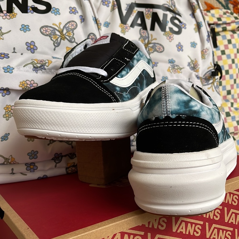 Vans WMNS Old Skool Over
Tie-Dye Black/Multi
VN0A7Q5EBMV Platforms - Picture 10 of 16